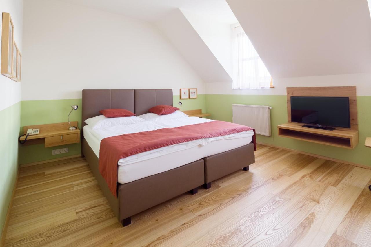 Weingut & Gastezimmer Edelmann Göttlesbrunn Esterno foto