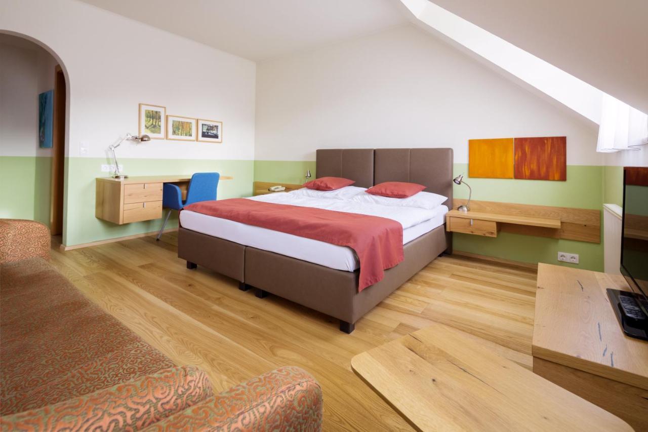 Weingut & Gastezimmer Edelmann Göttlesbrunn Esterno foto