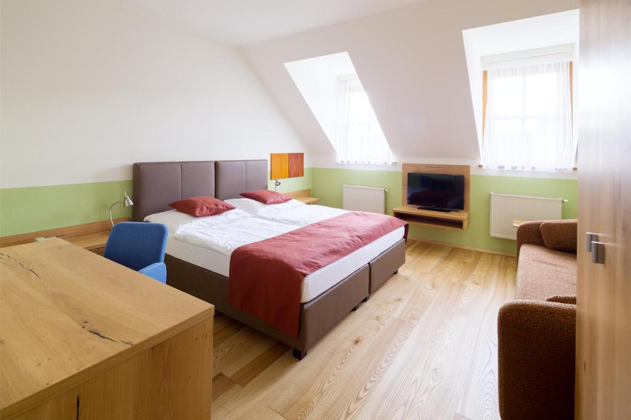 Weingut & Gastezimmer Edelmann Göttlesbrunn Esterno foto