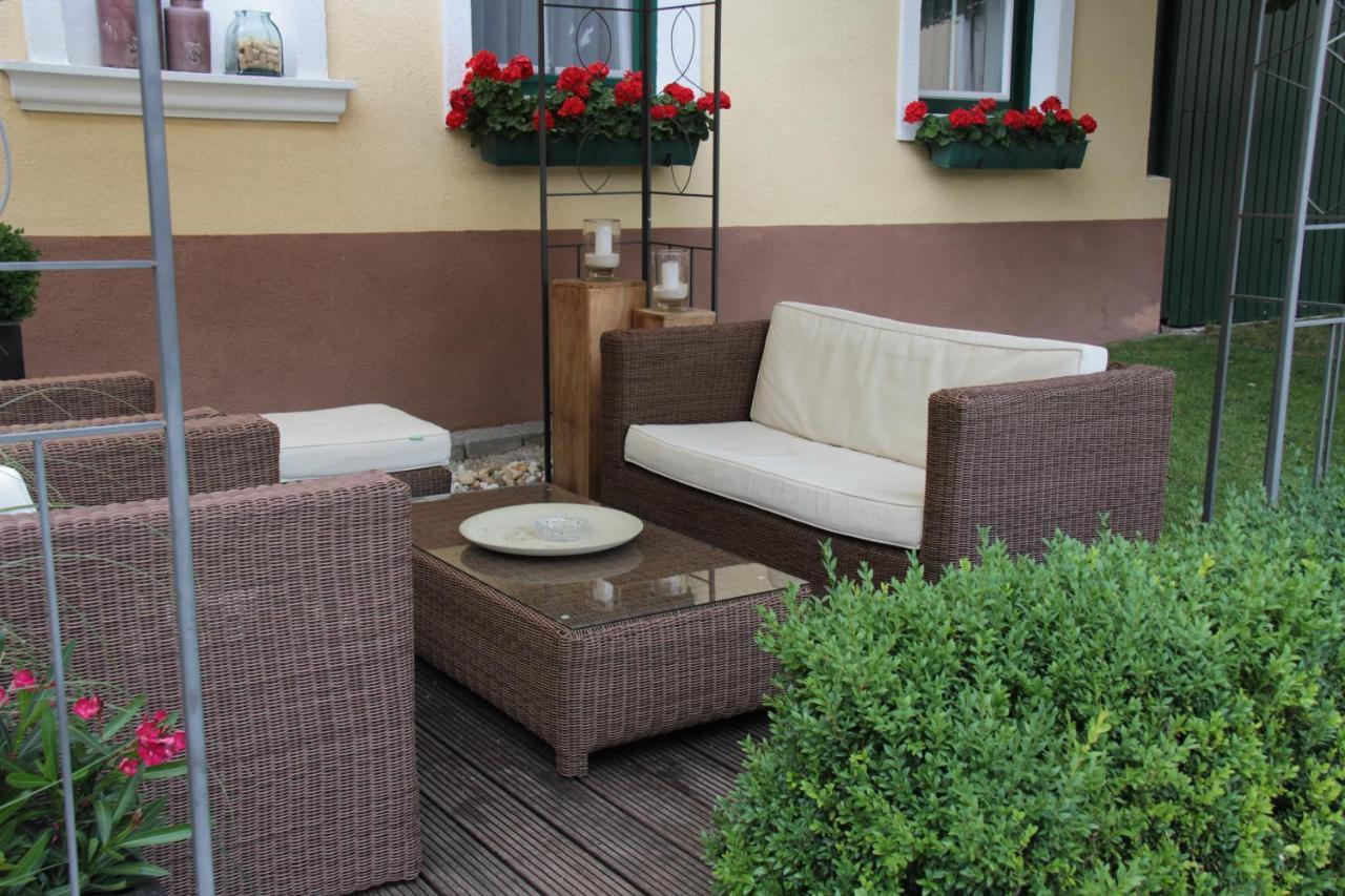 Weingut & Gastezimmer Edelmann Göttlesbrunn Esterno foto