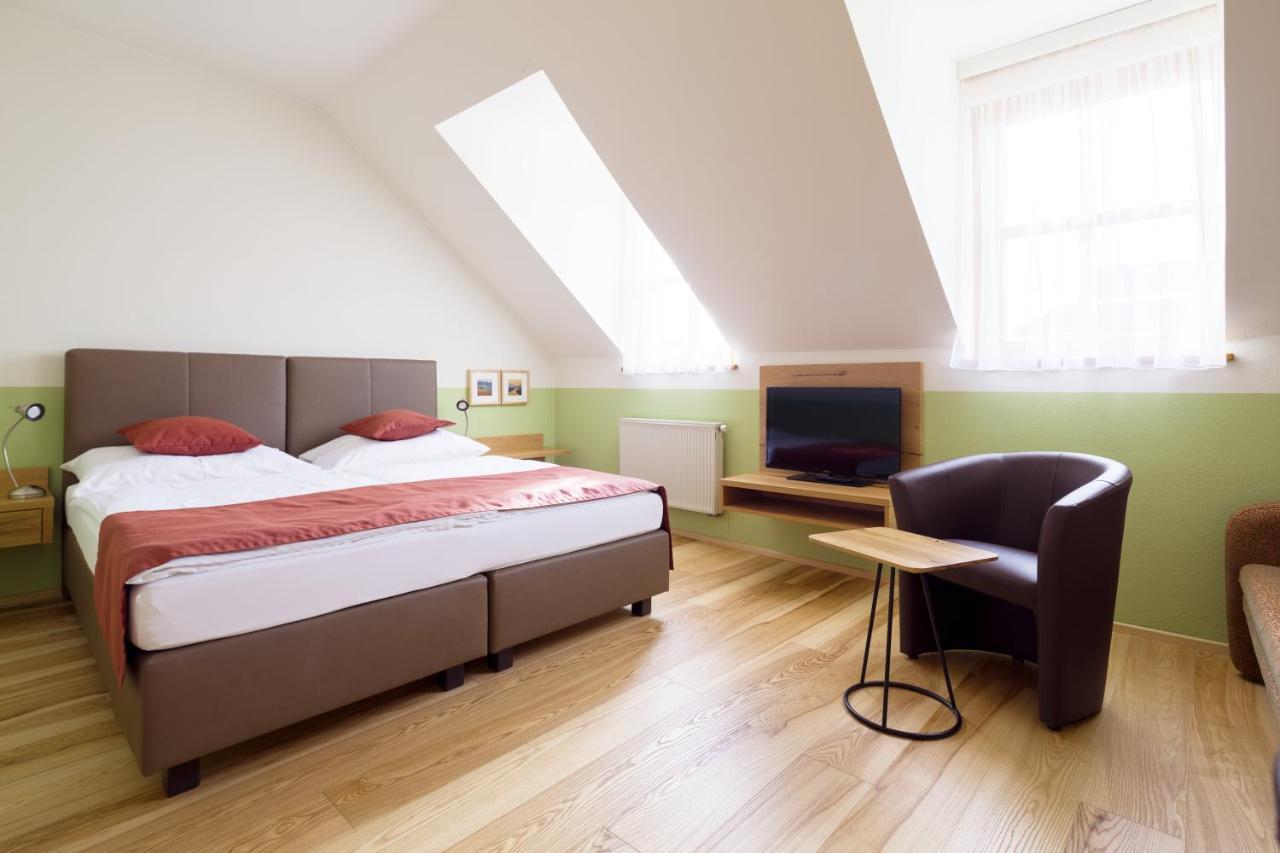 Weingut & Gastezimmer Edelmann Göttlesbrunn Esterno foto