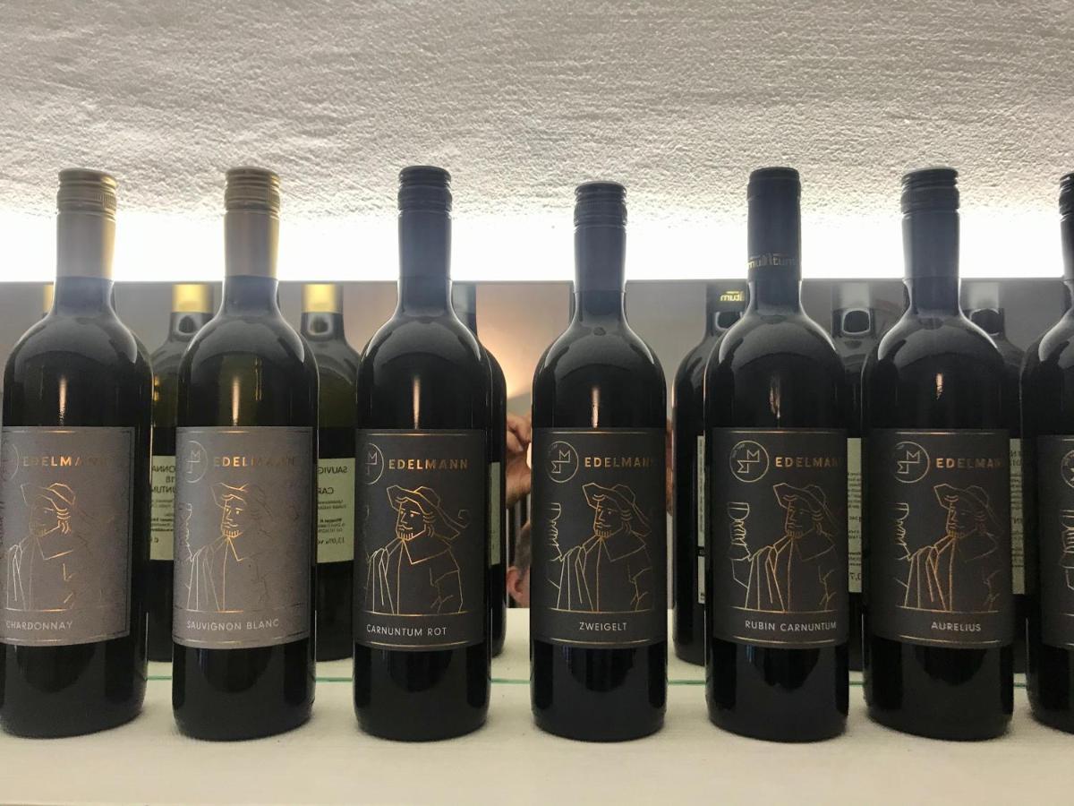 Weingut & Gastezimmer Edelmann Göttlesbrunn Esterno foto
